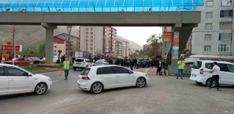 Bitlis'te Kamyonetin Çarptığı Öğrenciler Yaralandı