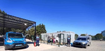 Aydın'da kamyonetin kasasında saklanan 23 düzensiz göçmen yakalandı