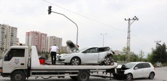 Kayseri'de Otomobil Çarpışması: 4 Yaralı