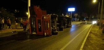 Mersin'de yağış nedeniyle kaza: Otomobil kaldırıma vurdu, tır devrildi