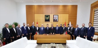MÜSİAD Başkanı İsmail Filizfidanoğlu ve yönetim kurulu üyeleri Sakarya Büyükşehir Belediye Başkanı Yusuf Alemdar'ı ziyaret etti