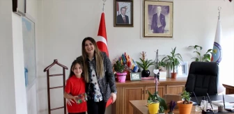 Pehlivanköy Kaymakamı Fatma Ballı, kompozisyon yarışmasında birinci olan öğrenciyi kabul etti