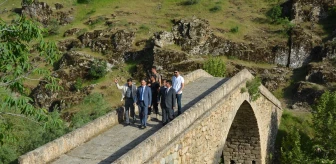 Şemdinli Kaymakamı Ali Ekber Ateş, tarihi Taş Köprü'yü inceledi