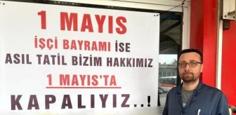 Sinop'ta bir esnaf, 1 Mayıs Emek ve Dayanışma Günü'ne dikkat çekmek için işletmesine pankart astı