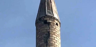 Tokat'ta yıldırım isabet eden caminin minaresinde hasar oluştu