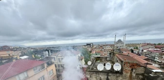 Trabzon'da müstakil evin çatısında çıkan yangın söndürüldü
