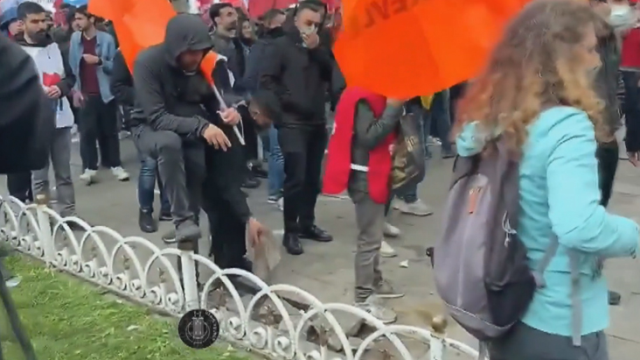 1 Mayıs'ta göstericiler kaldırım taşlarını söktü, polise damacanayla saldırdı