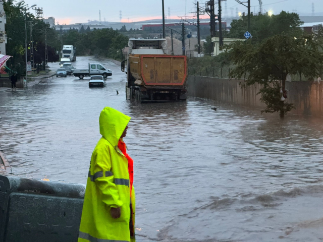 Ankara'da sağanak yağış etkili oldu, sokaklar göle döndü