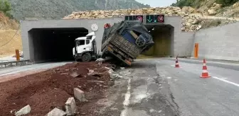 Doğanşehir'de tır kaza yaptı, sürücü yaralandı