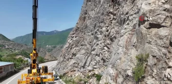 Gümüşhane'de kaya düşme riski bulunan dağlar çelik ağlarla kafese alınıyor