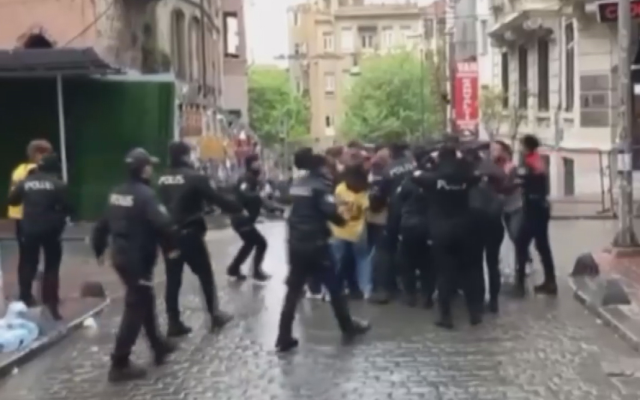 İstiklal Caddesi'nde gösteri yapan gruba polis müdahalesi! 15 kişi gözaltına alındı