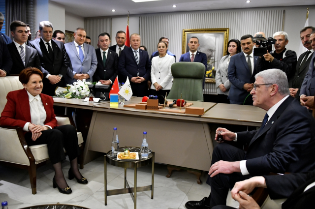 İYİ Parti'de devir teslim töreni! Akşener koltuğu Dervişoğlu'na bıraktı