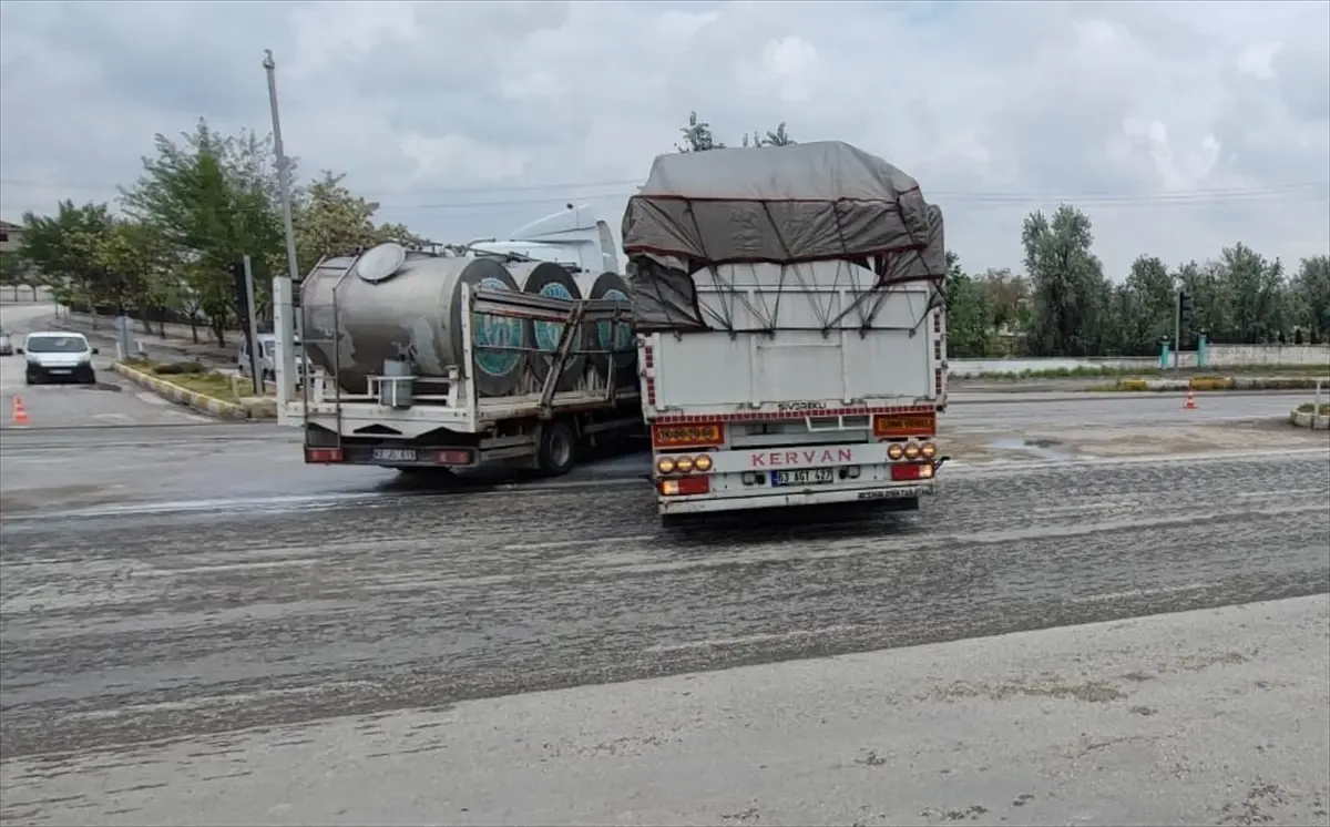 Karapınar'da Tır ile Kamyonet Çarpıştı: 1 Yaralı