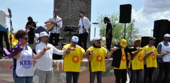 Kars'ta 1 Mayıs İşçi Bayramı Davullu Zurnalı Halaylarla Kutlandı