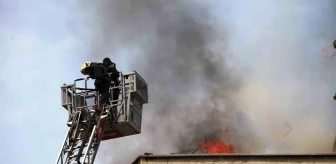 Konya'da 4 Katlı Apartmanın Çatısında Yangın Çıktı