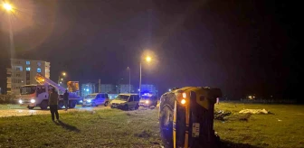 Sivas'ta köpeğe çarpmamak için manevra yapan araç devrildi, 2 kişi yaralandı