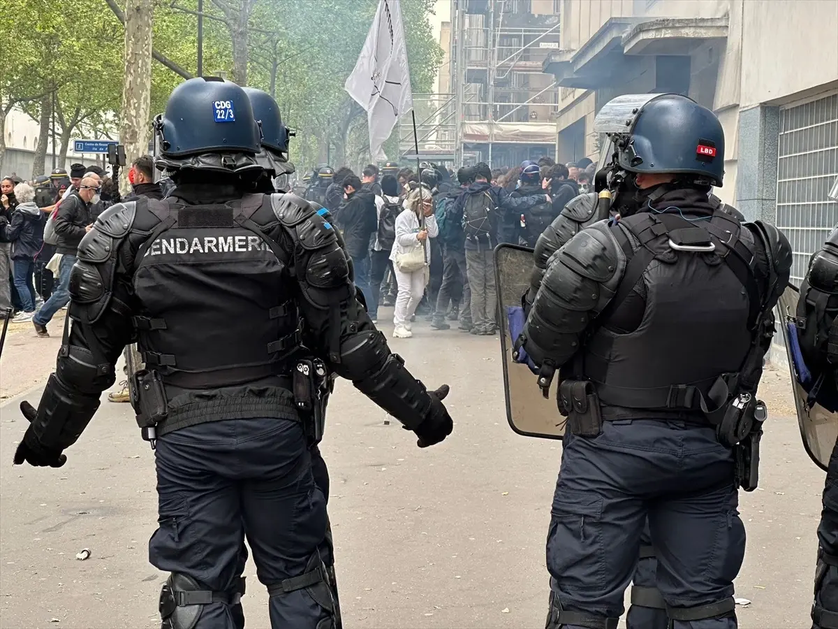 Fransa'da 1 Mayıs Gösterilerinde Polis Müdahalesi