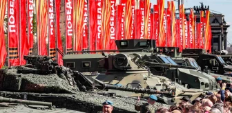 Rusya, Ukrayna'dan ele geçirdiği Batı menşeili silahları sergiliyor