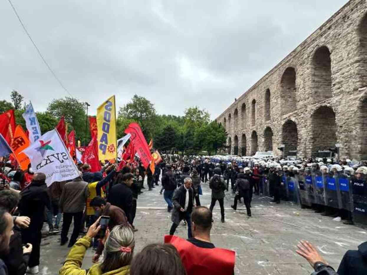 Saraçhane'de arbede! Polis Taksim yürüyüşüne izin vermedi, ortalık karıştı