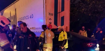 İstanbul Pendik'te Otomobil Tırın Dorsesine Saplandı: 1 Yaralı