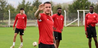 Sivasspor'da sakatlığını atlatan Rey Manaj takımla çalışmalara başladı