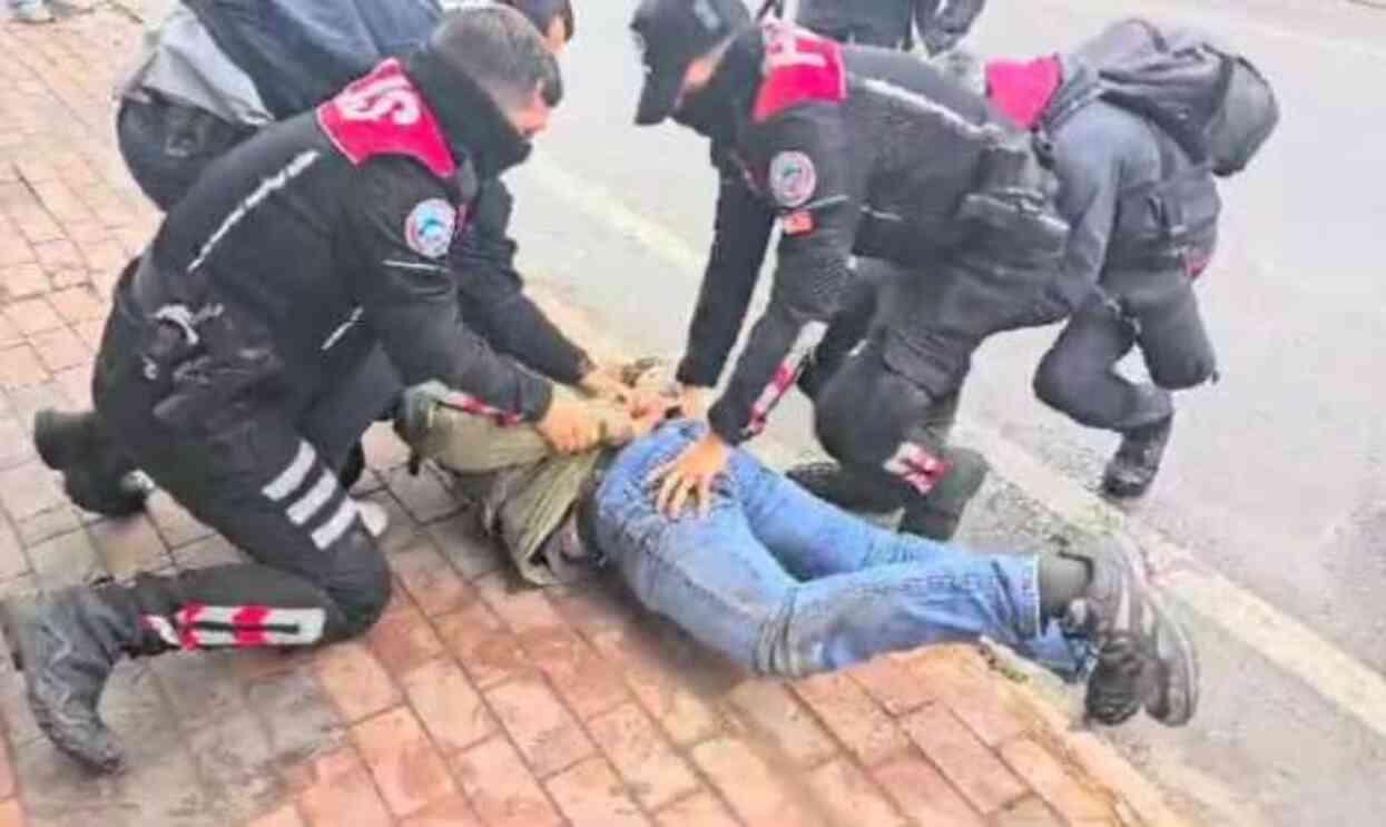Taksim'e yürümek isteyen gruplara polis müdahalesi! Çok sayıda kişi gözaltına alındı Taksim'e yürümek isteyen gruplara polis müdahalesi! Çok sayıda kişi gözaltına alındı