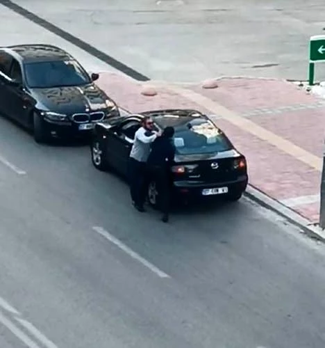 Antalya'da bir kişi, trafikte tartıştığı sürücüyü yere yatırıp defalarca yumrukladı