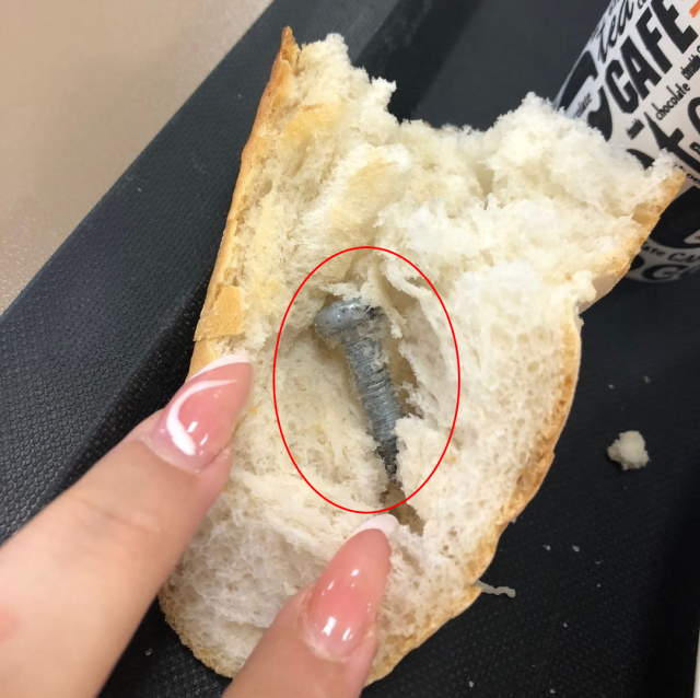 Üniversite yurdunda infial yaratan görüntü! Ekmekten vida, sulu yemekten kıl ve salyangoz çıktı