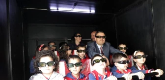 Kütahya Valisi Musa Işın, çocukların 10D sinema keyfine ortak oldu