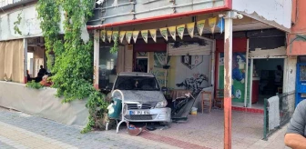 Ehliyetsiz sürücü kahvehaneye girdi, 5 kişi yaralandı