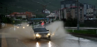 Bitlis'te sağanak yağış yolları etkiledi