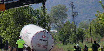 Burdur'da devrilen LNG yüklü tanker yoldan kaldırılıyor