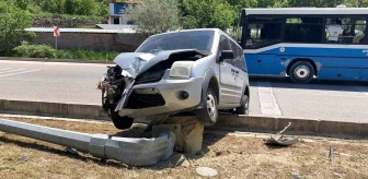 Burdur-Antalya Karayolunda Kaza: Ticari Araç Sürücüsü Yaralandı