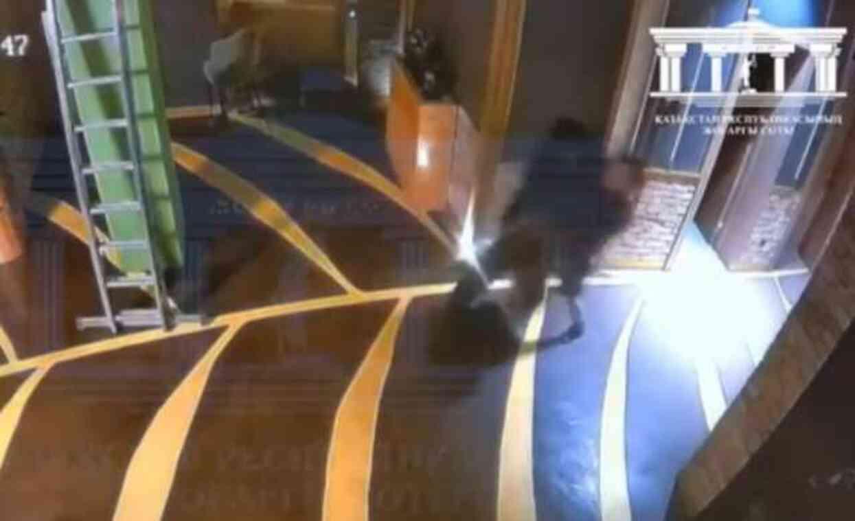 Eşini öldürmekten yargılanan Kazakistan eski Ekonomi Bakanı Kuandyk Bishimbayev'in eşine şiddet uyguladığı anlara ait görüntüler ortaya çıktı