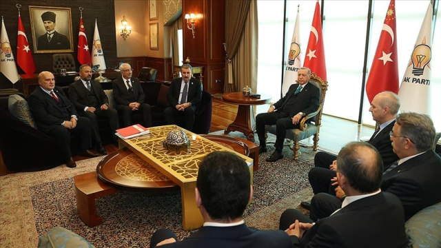 Görüşmede dikkat çeken detay! Cumhurbaşkanı Erdoğan, boş koltukla mesaj mı verdi?