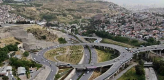 İzmir'deki Yeşildere Köprülü Kavşağı Sürücülere 'Survivor' Yaşatıyor