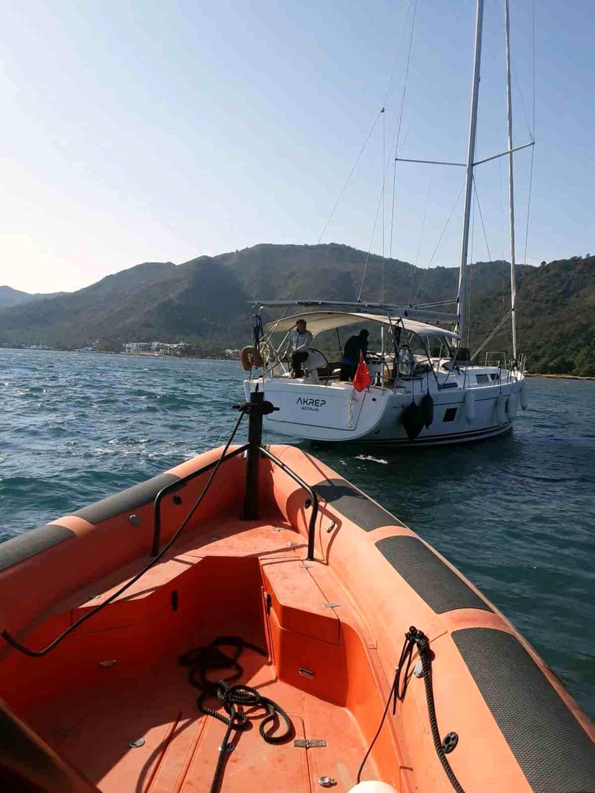 Marmaris Hisarönü Körfezi'nde Karaya Oturan Lüks Tekne Kurtarıldı