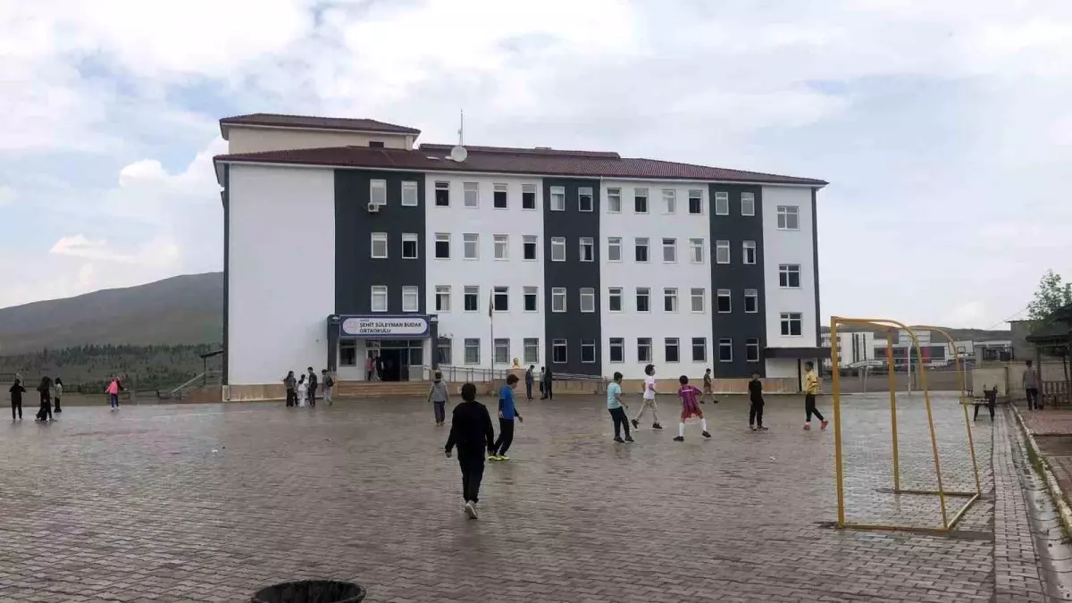 Elazığ'da Lisede Spor Salonu Çöktü: 6 Öğrenci Yaralandı