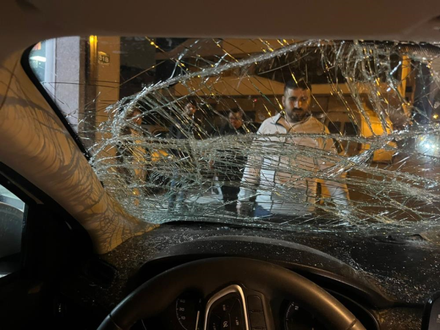 Seyir halindeki otomobile at çarptı! Başıboş hayvan, aracı hurdaya çevirdi