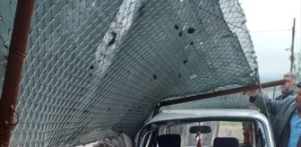 Tarsus'ta istinat duvarı çöktü, otomobil hasar gördü