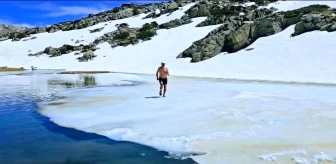 Bursalı Dağcılar Uludağ'ın Buz Tutmuş Gölünde Yüzdü