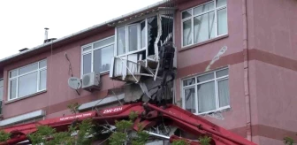 Üsküdar'da Beton Pompa Aracı Devrildi, 2 Balkon Çöktü