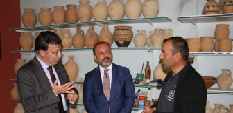 AK Parti Van Milletvekili Kayhan Türkmenoğlu, çömlekçilik mesleğini yaşatmaya çalışan Osman Eşme ile buluştu