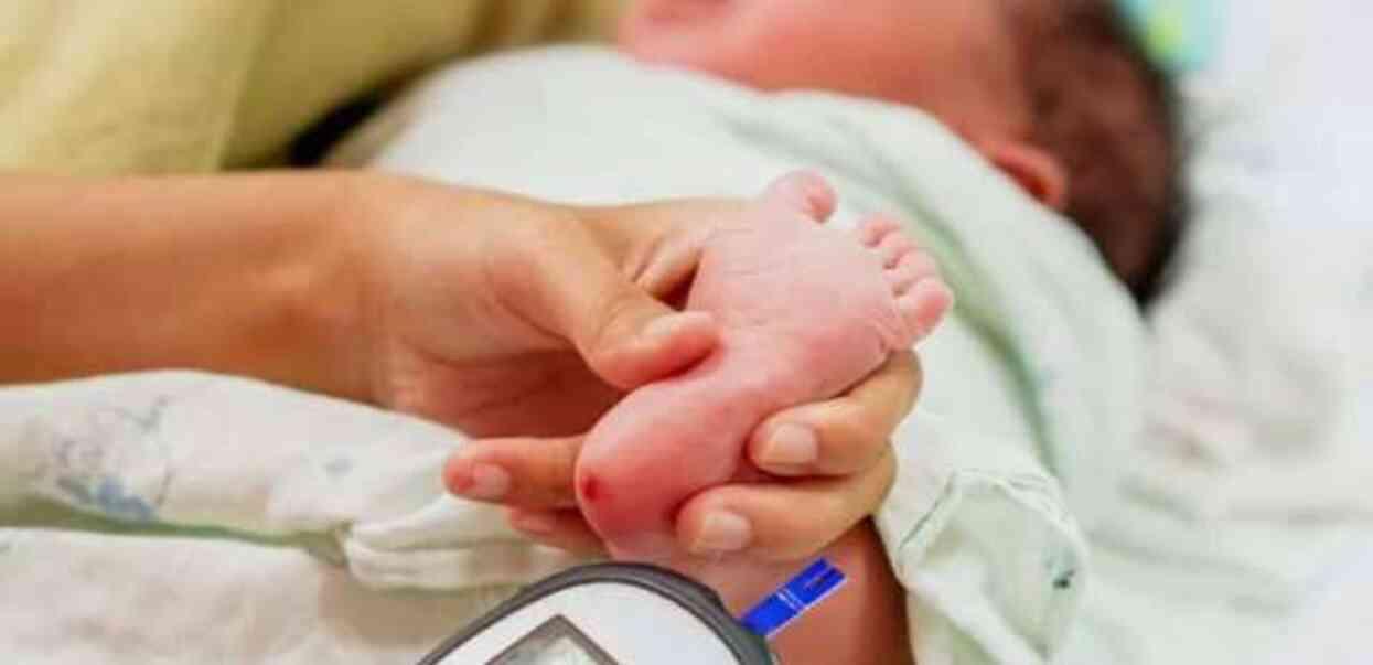 BEBEKLERDEN TOPUK KANI NEDEN ALINIR? Yenidoğan bebeklerden topuk kanı ne zaman alınır?