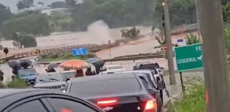 Ülke felaketi yaşıyor! Sel suları köprüyü saniyeler içerisinde yerle bir etti