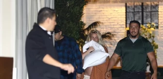 Çıplak ayaklarıyla battaniyeye sarılı şekilde görüntülenen ünlü yıldız Britney Spears, endişelere neden oldu