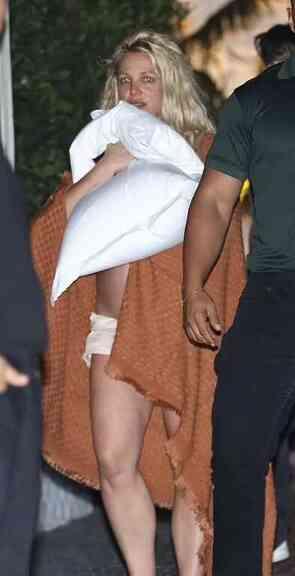 Çıplak ayaklarıyla battaniyeye sarılı şekilde görüntülenen ünlü yıldız Britney Spears, endişelere neden oldu Çıplak ayaklarıyla battaniyeye sarılı şekilde görüntülenen ünlü yıldız Britney Spears, endişelere neden oldu