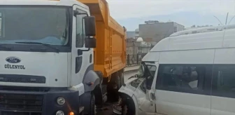 Cizre'de öğrenci servisi ile hafriyat kamyonu çarpıştı: 13 öğrenci yaralandı