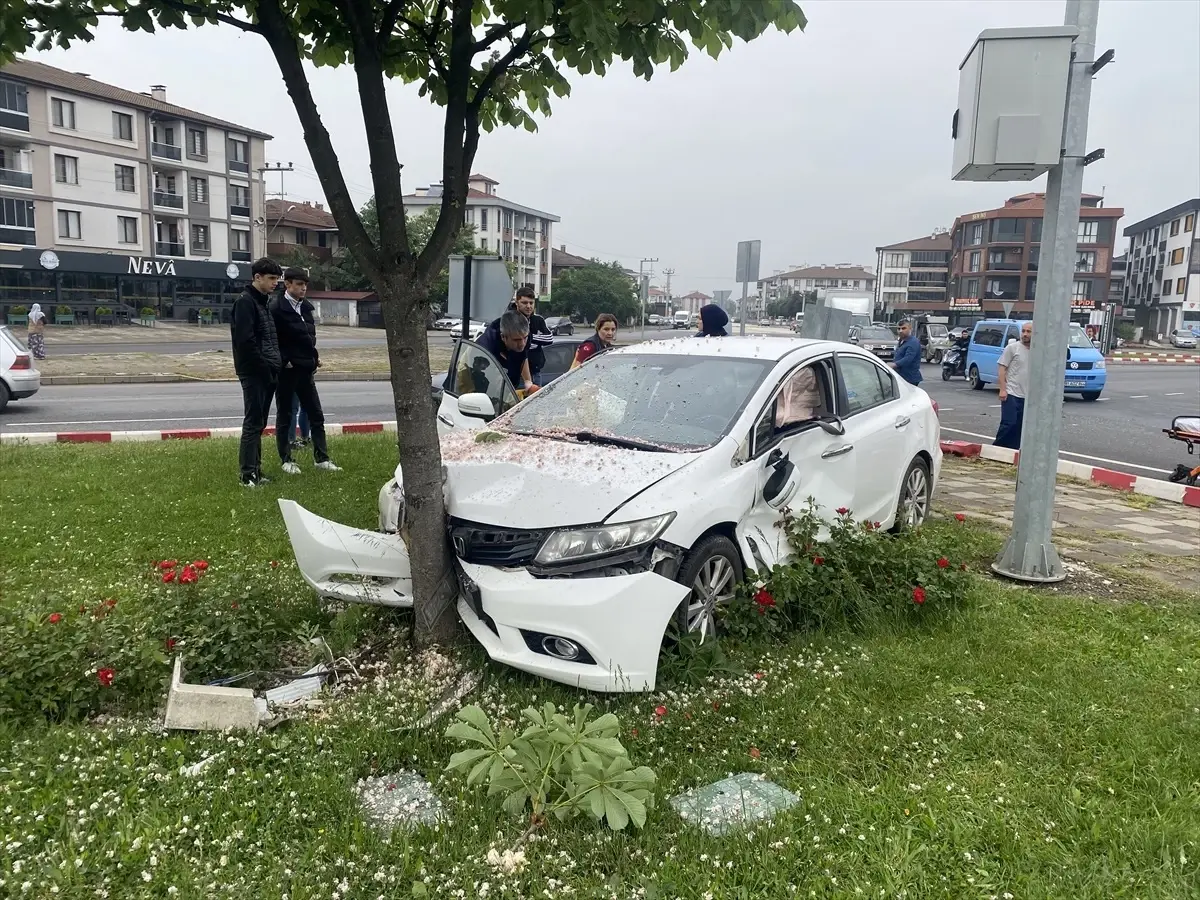 Düzce'de Otomobil Kazası: Yaralılar Hastaneye Kaldırıldı