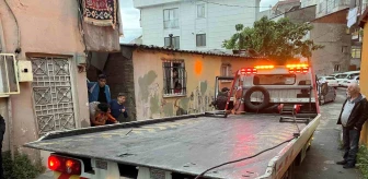 Eyüpsultan'da hafif ticari araç duvara çarparak yan yattı, kazada sürücü yaralandı
